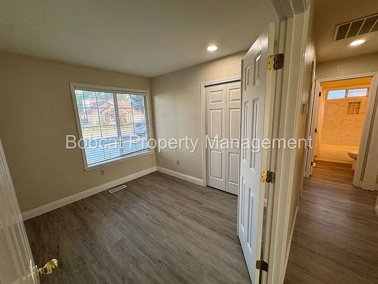 426 Springview Dr — Photo 3