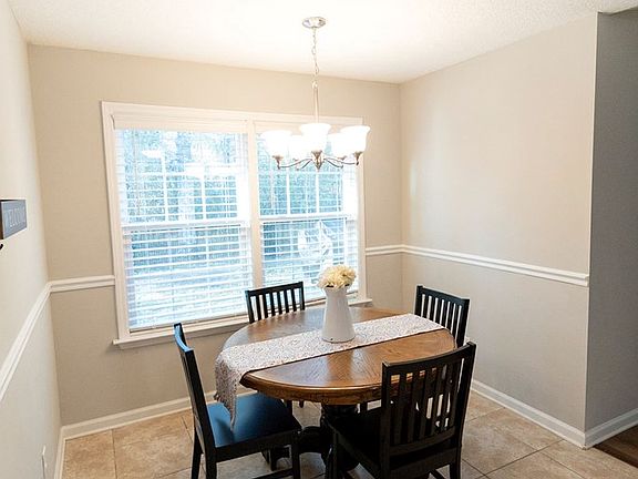 2nd image of 1049 Meadowood Dr