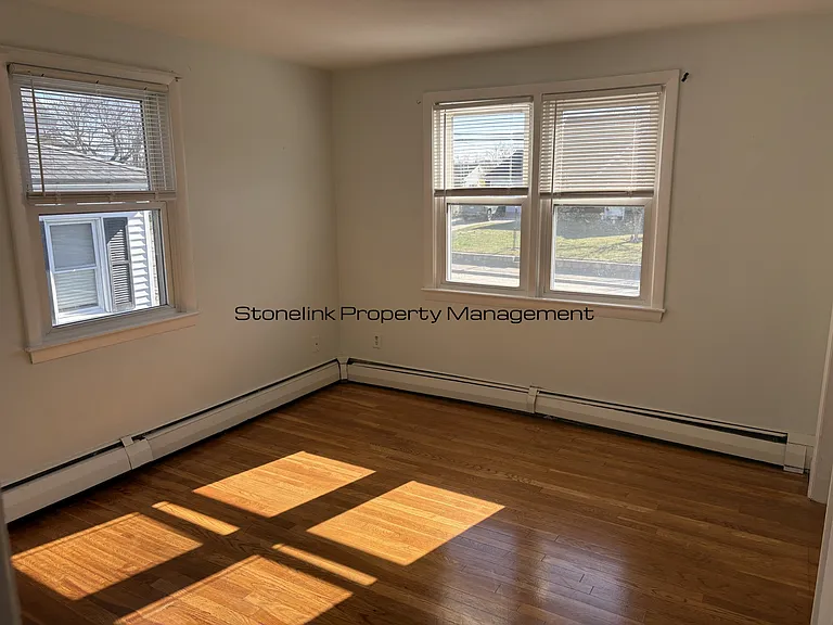 321 Budlong Rd — Photo 9