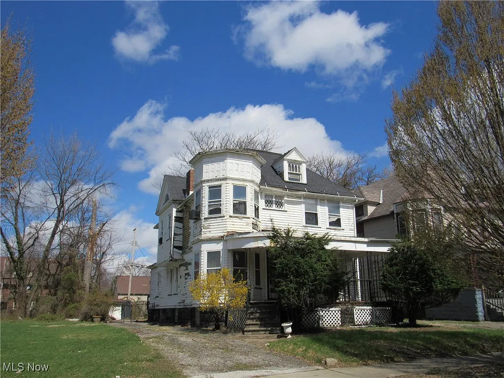 1831 Knowles St photo 1