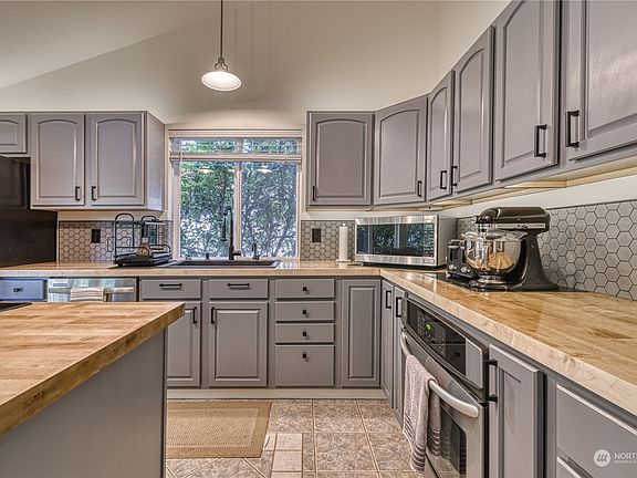 3rd image of 711 NE Pinecrest Drive
