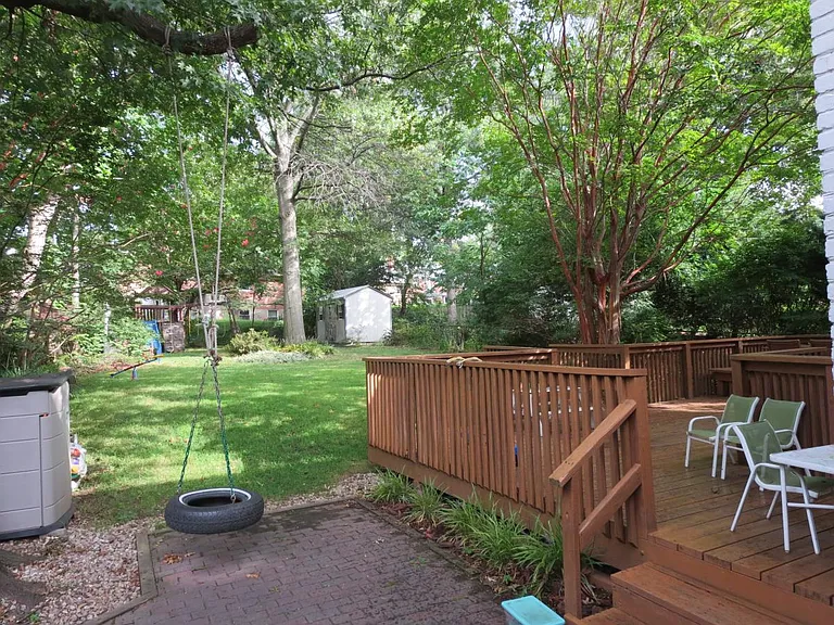 Huge yard, deck, patio, shed