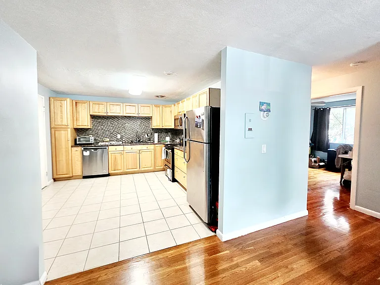 205 Kent St — Photo 3
