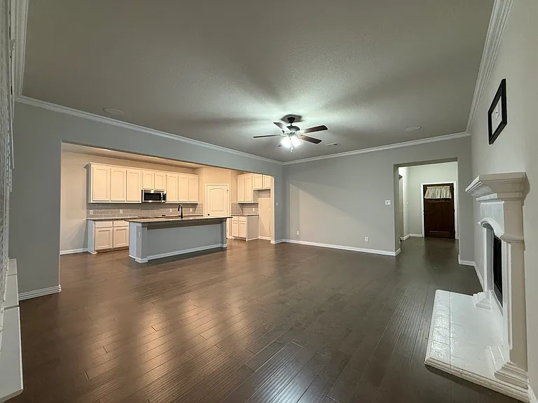 1717 Victoria Dr — Photo 5