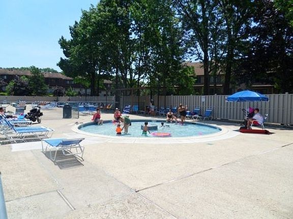2nd image of 2 Elmwood Park Dr APT 524