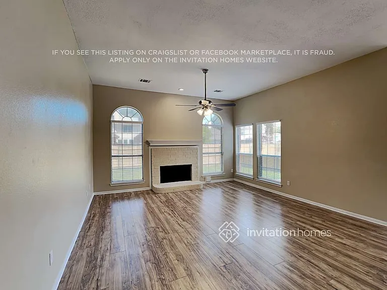 1046 Essex Dr — Photo 4