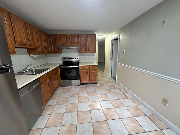 3rd image of 81 Nicholas Rd APT A