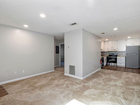 4th image of 2150 Corinne St