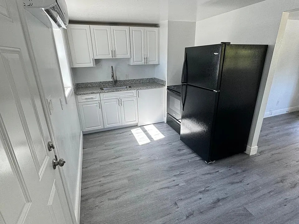 4421 N Clark Ave #C