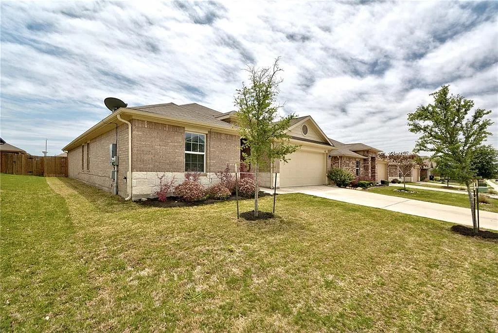 4 bed, 2.0 bath, 2040 sqft, $2,150 — Photo 2