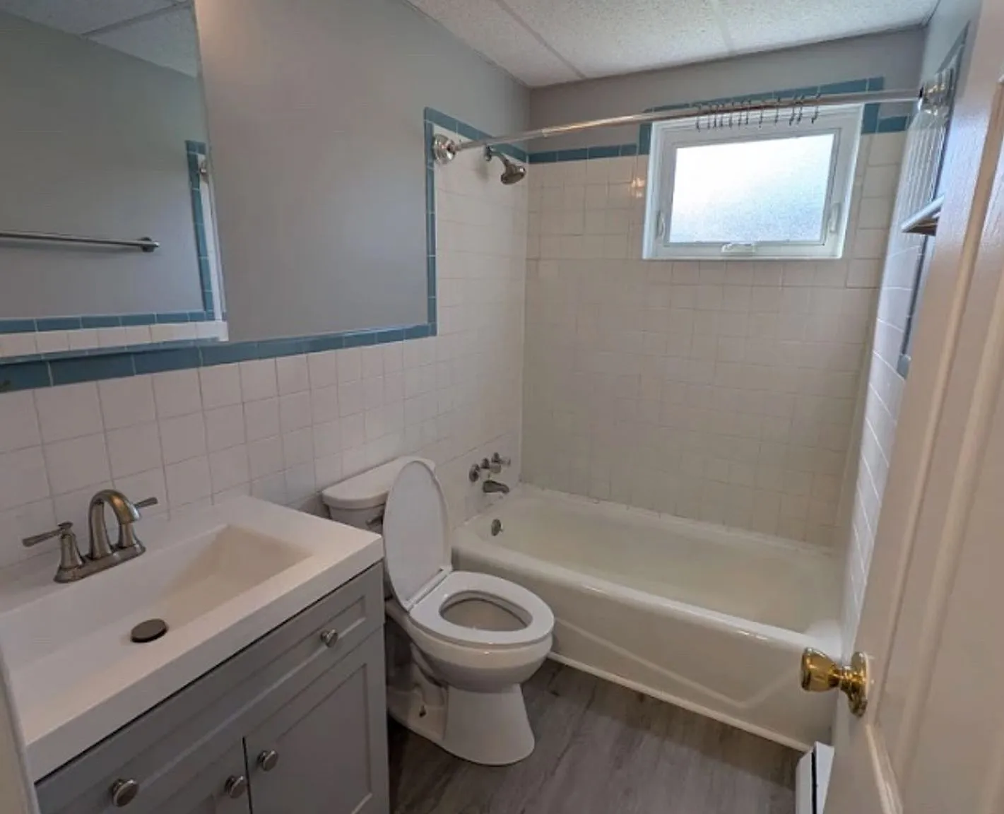 Stylish 2-Bedroom Apartment Renovated & Peaceful Living — Photo 2