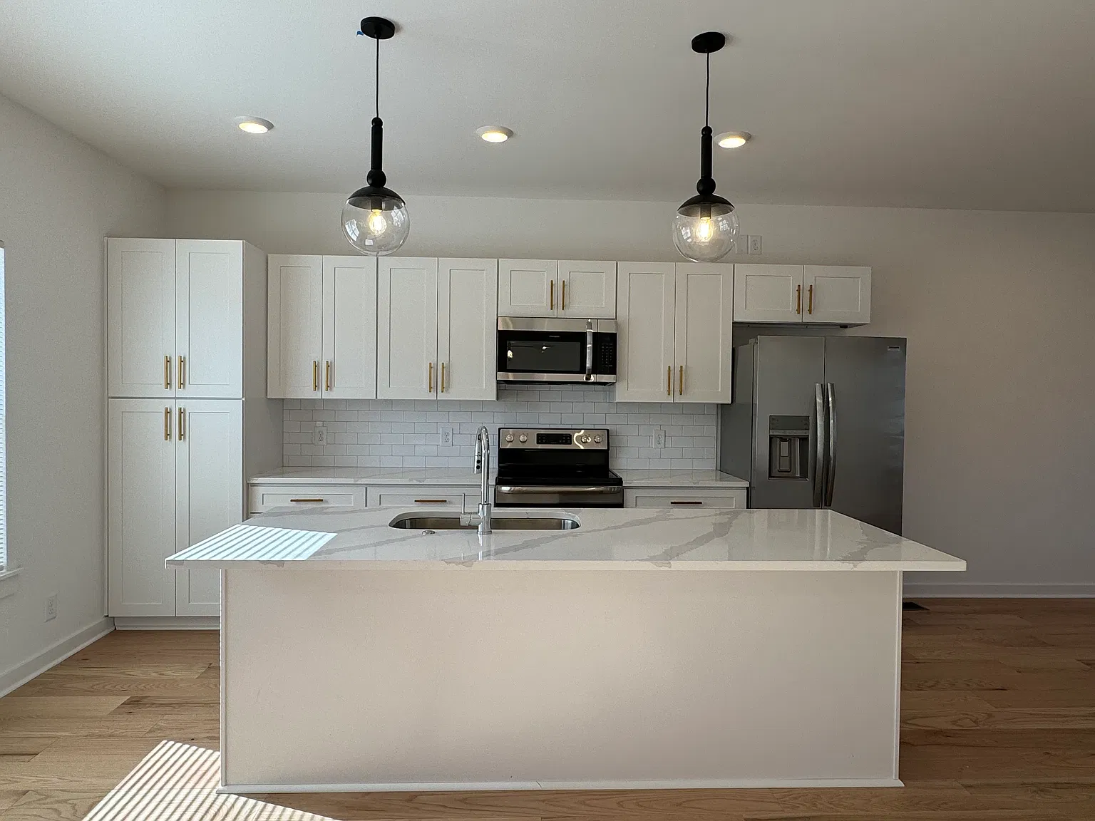 4 bed, 2.5 bath, 1834 sqft, $2,500 — Photo 2