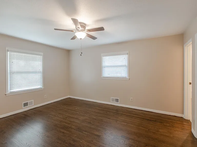 8614 Woodson Dr — Photo 10