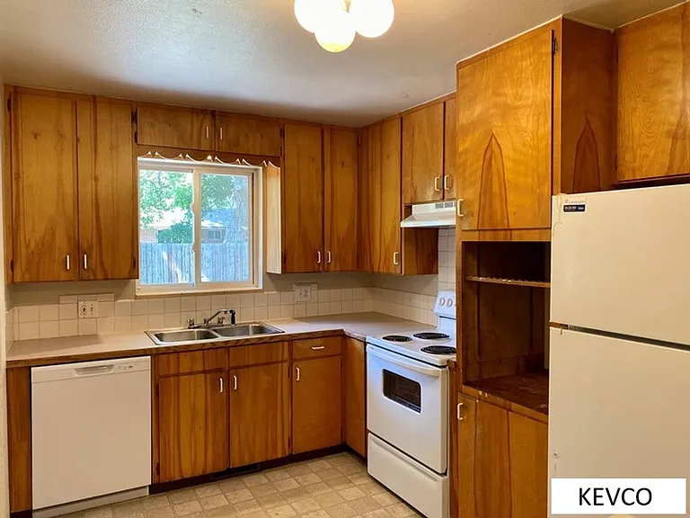 1940 W Lake St — Photo 4