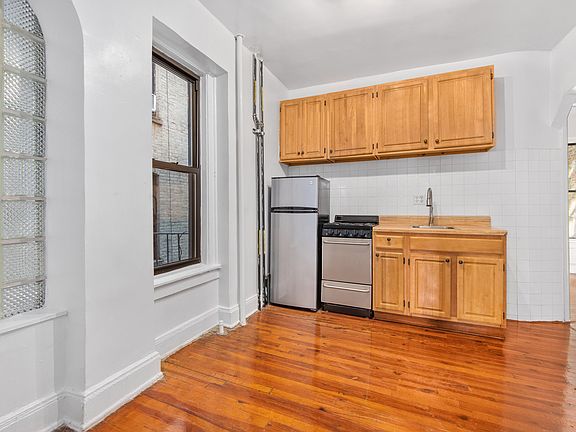 4th image of 166 W 4th St APT 3
