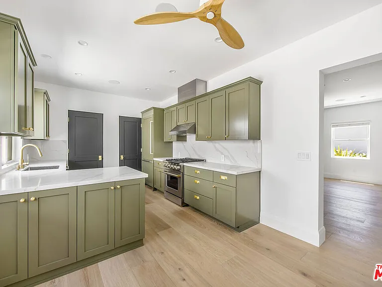 107 S Flores St #1/2 — Photo 8