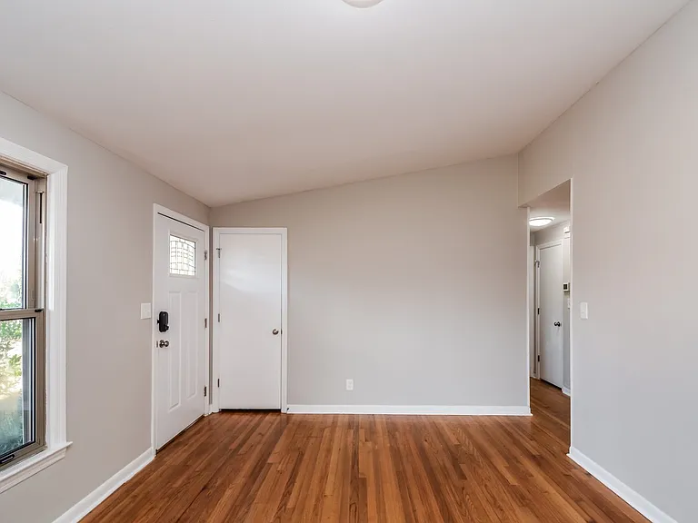 1523753_017_living_room_13403343.jpg