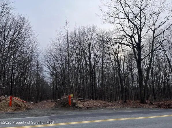 Valley View Ct, Carbondale, PA 18407