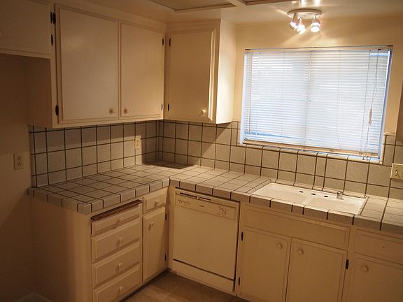 5th image of 438 Northlake Dr APT 1