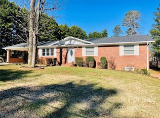 2232 Horseshoe Bend Rd NE, Hickory, NC 28601