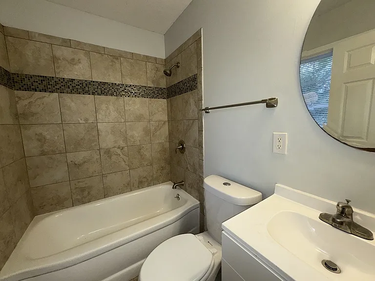 304 Colonial Cir — Photo 10