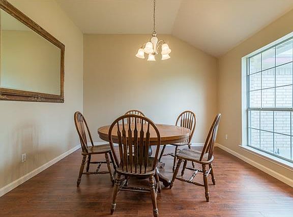 2nd image of 2403 Redwood Trce