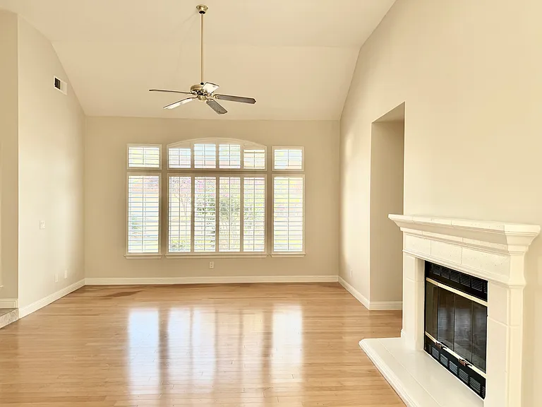 1780 E Pryor Dr — Photo 2