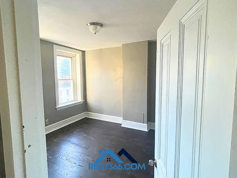 101 N George St — Photo 12