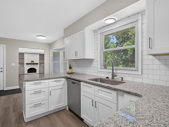 4th image of 2115 Pleasant St
