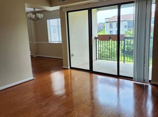 621 Center St APT 203, Herndon, VA 20170