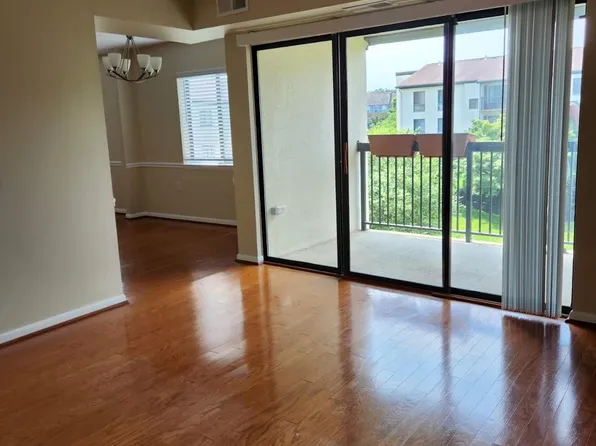 621 Center St APT 203, Herndon, VA 20170