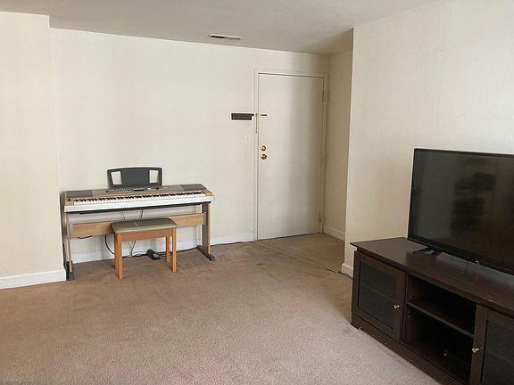 2nd image of 5561 Pershing Ave #207