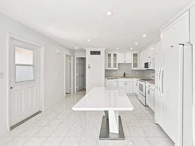126 West Ct — Photo 5