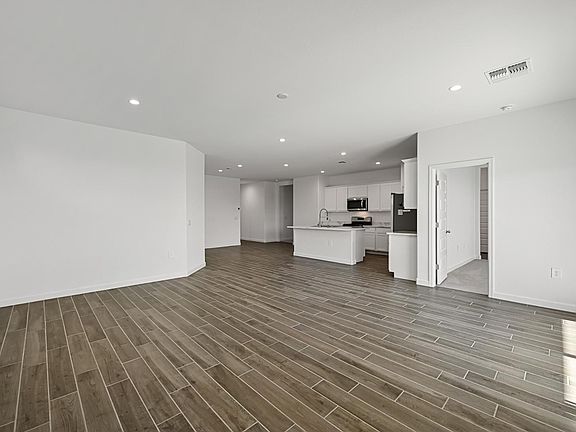 5th image of 2129 W Spaulding Ave