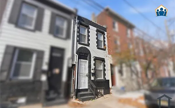 2530 Collins St — Photo 1