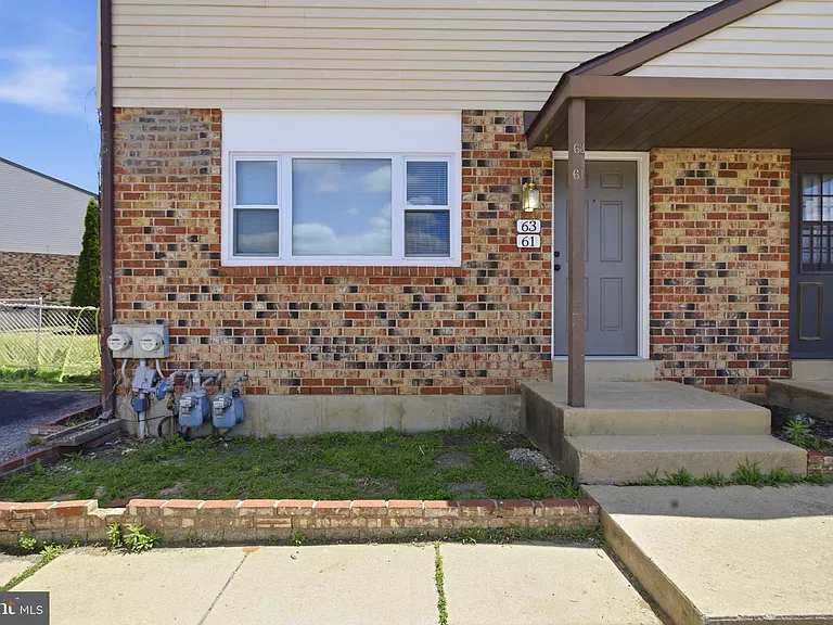 63 Aston Ct — Photo 2