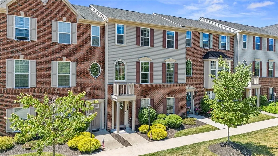 240 Thornapple Ln photo 1