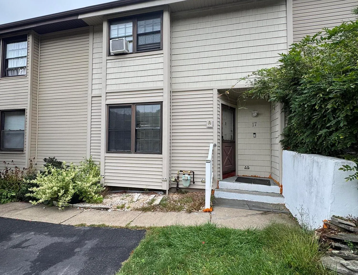 3 bed, 2.5 bath, 2025 sqft, $1,800 — Photo 1