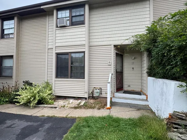 17 Hunts Ct, Clarks Summit, PA 18411