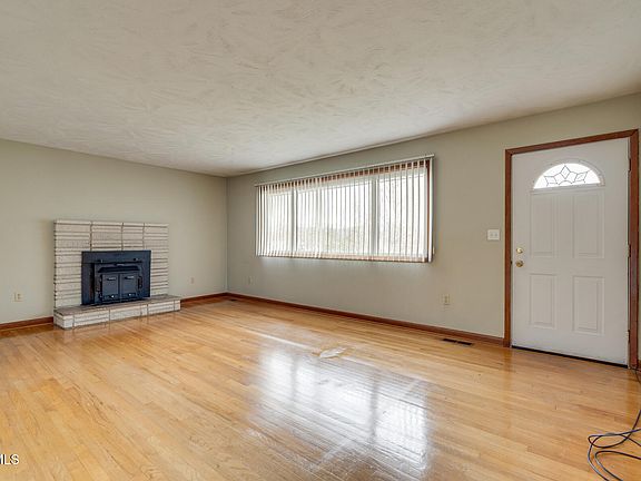 5th image of 180 Spurgeon Dr