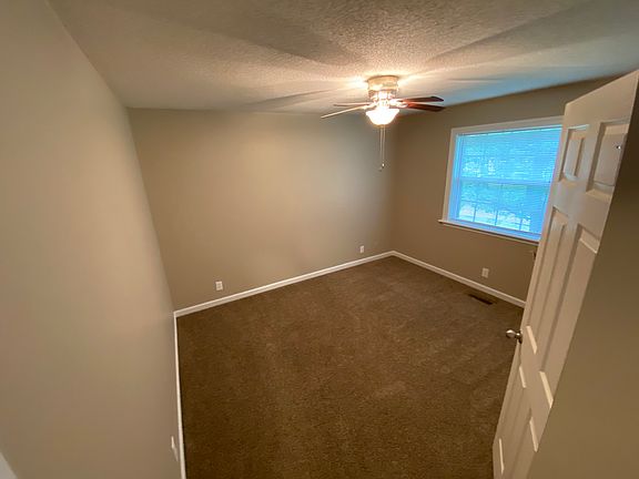3rd image of 122 Oak Tree Dr