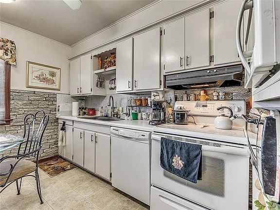5th image of 3089 SW 37th St