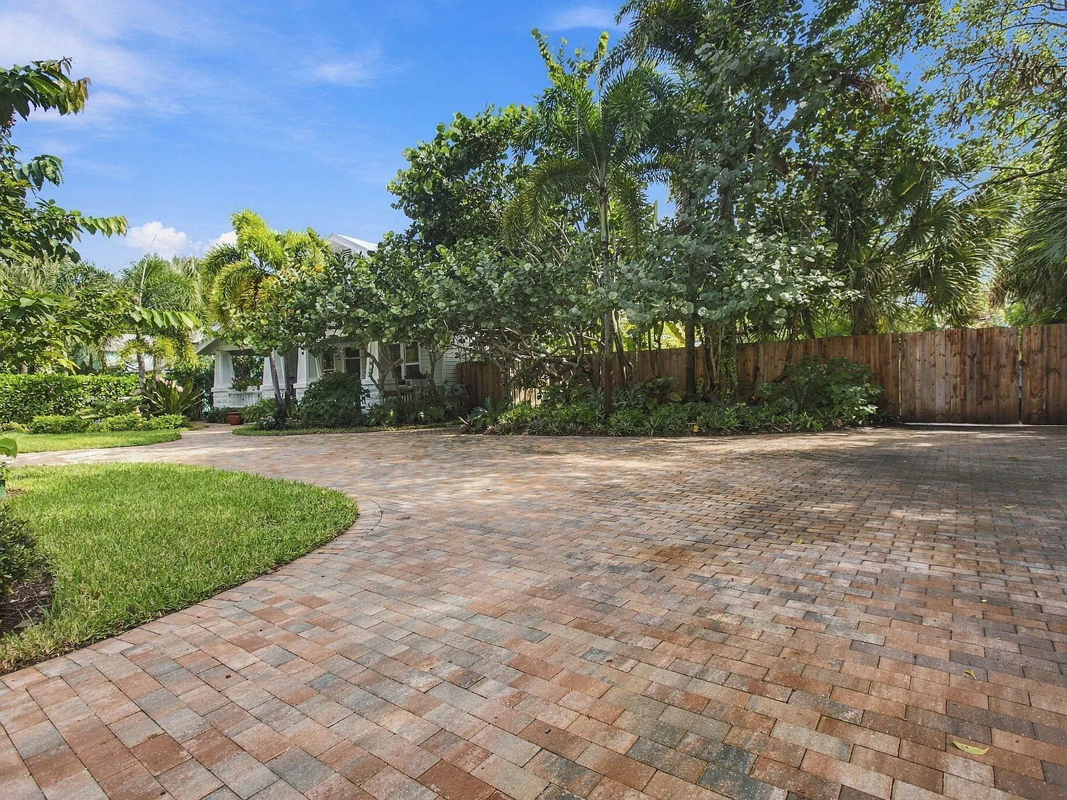 5 bed, 3.5 bath, 2250 sqft, $13,500 — Photo 3
