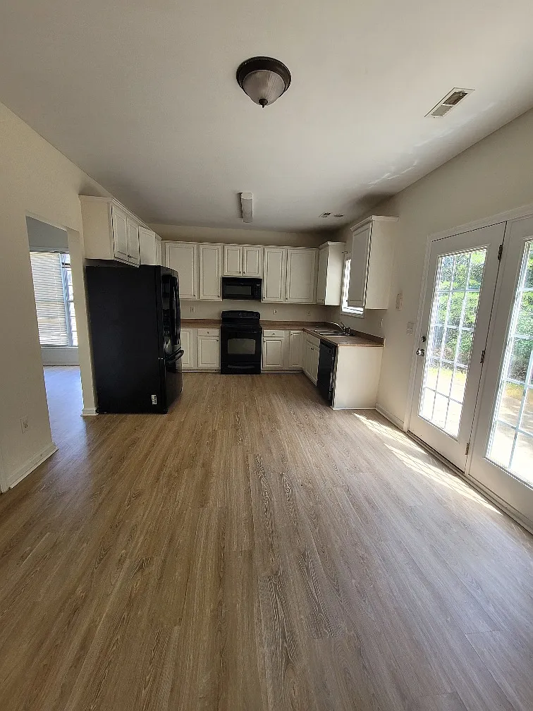 4 bed, 2.5 bath, 2200 sqft, $1,935 — Photo 2