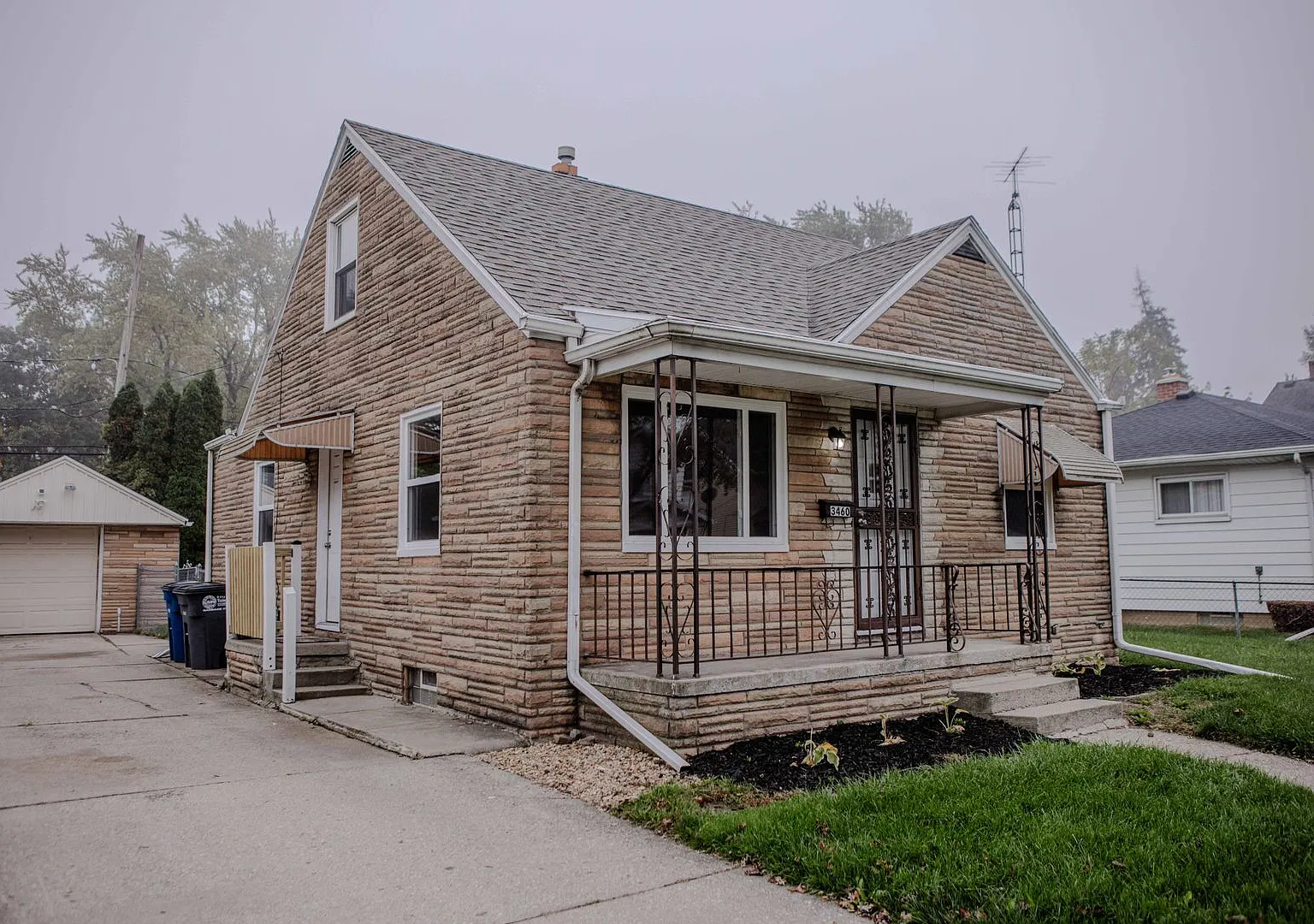 Beautiful three bedroom home with centrail air and loft — Photo 2