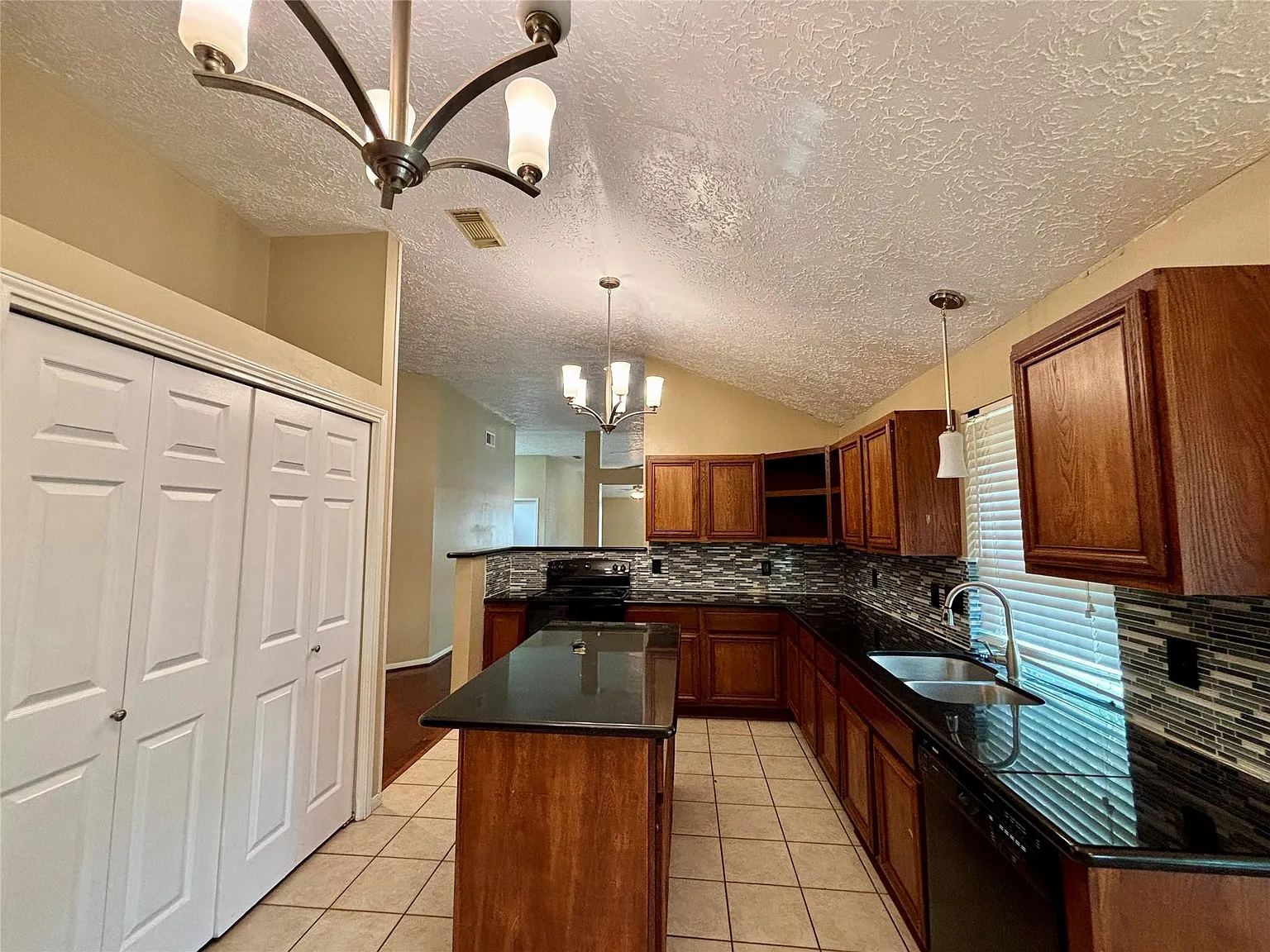 3 bed, 2.5 bath, 1920 sqft, $2,000 — Photo 4