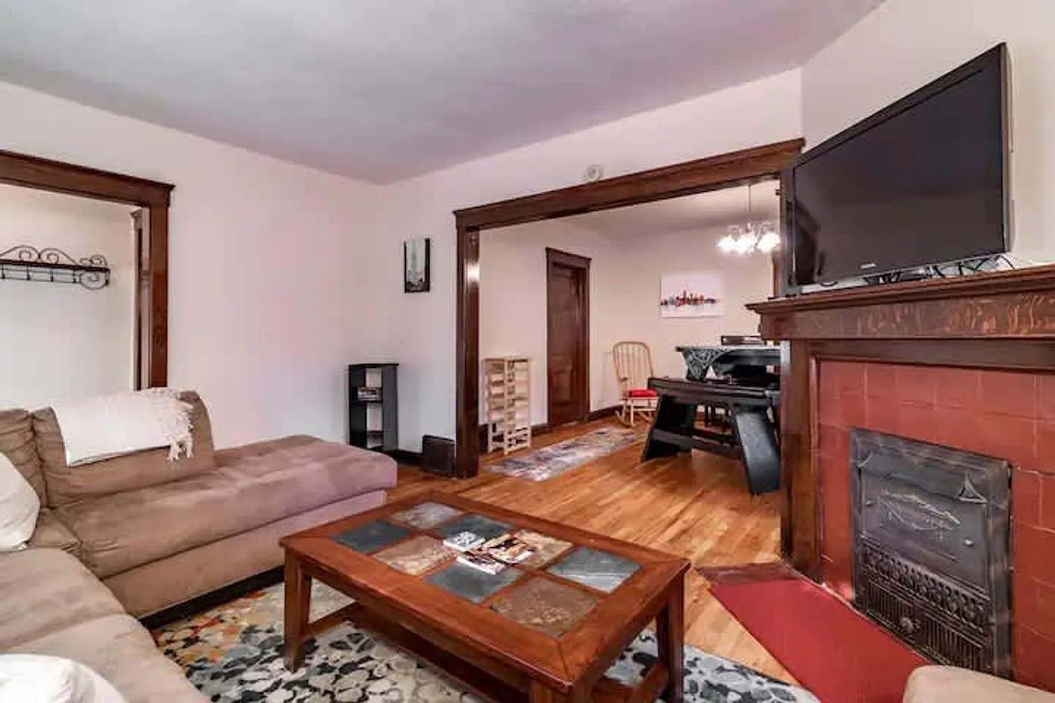 2 bed, 1.0 bath, 990 sqft, $2,056 — Photo 3