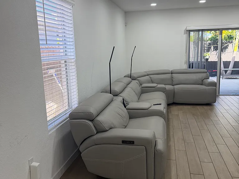 555 NE 6th Pl — Photo 11