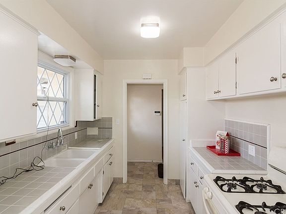 3rd image of 6915 Babcock Ave