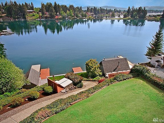Enjoy paying in this beautiful cove on Lake Tapps. 